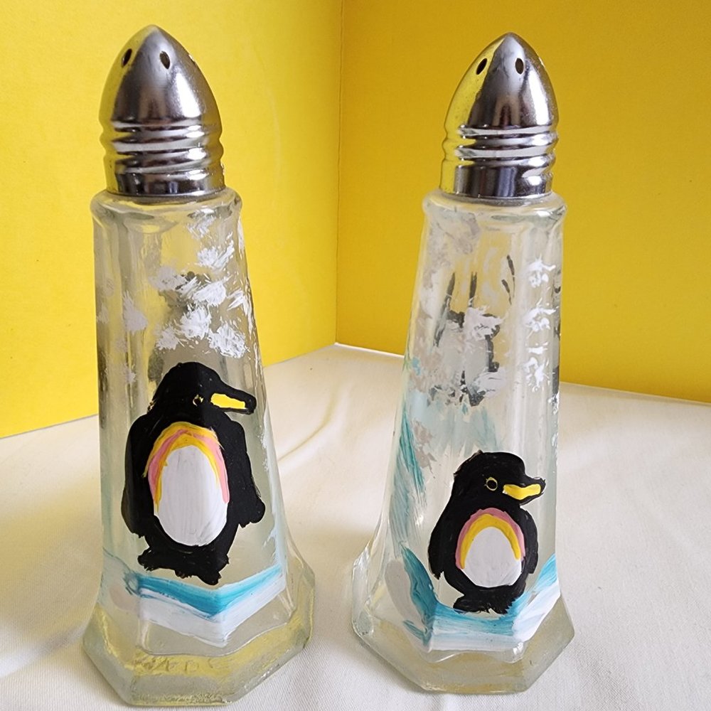 VINTAGE CLEAR GLASS SALT & PEPPER SHAKERS HAND PAINTED Penguin Design 🐧 Unused
